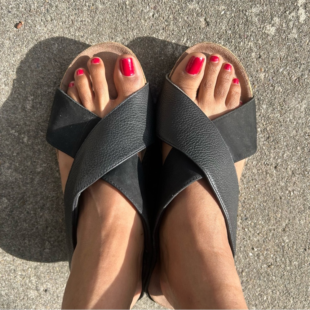 Black Crisscross Comfort Sandals for Women